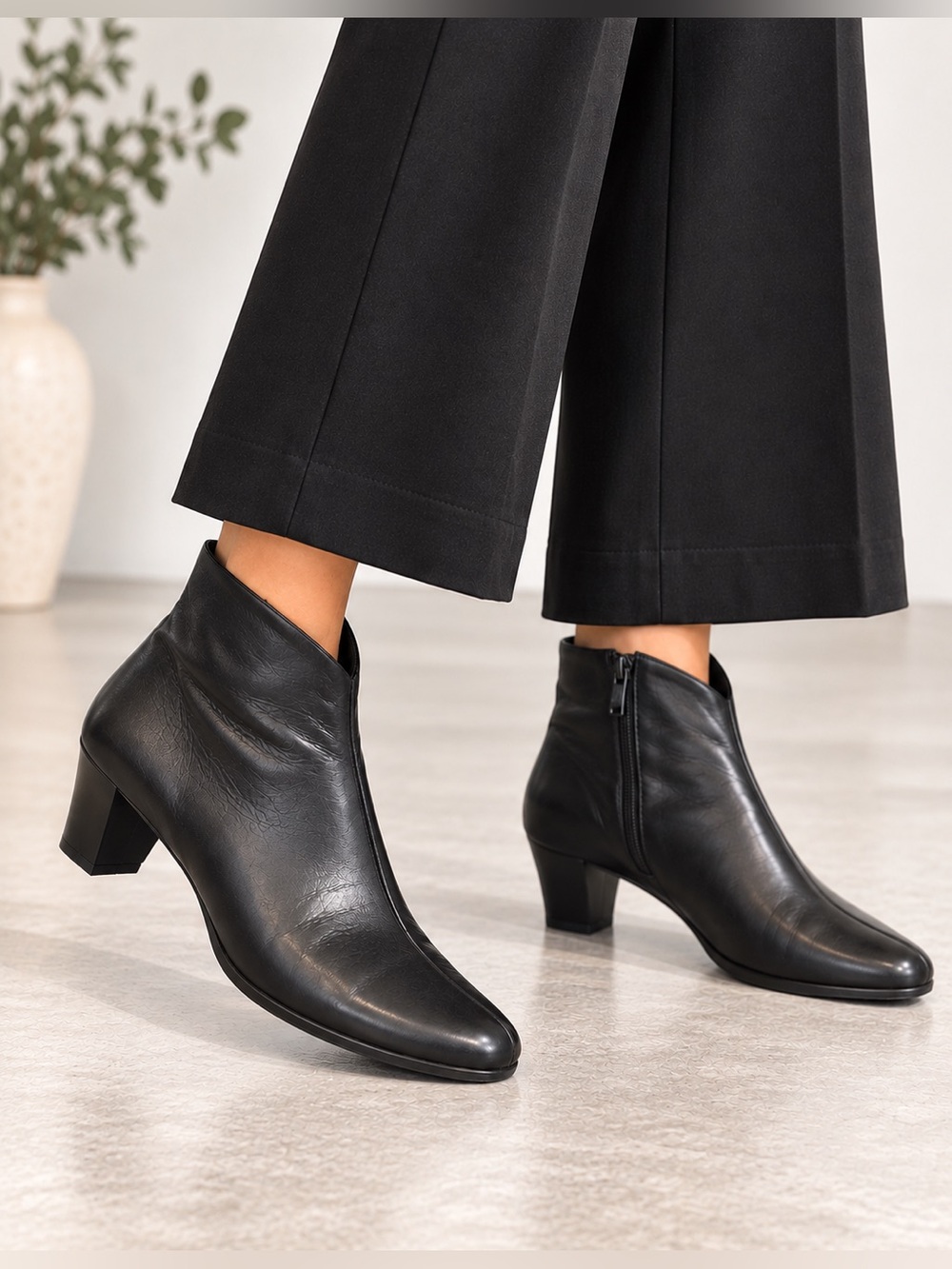 Munro Robyn Black Leather Ankle Booties 7N Narrow Made in USA